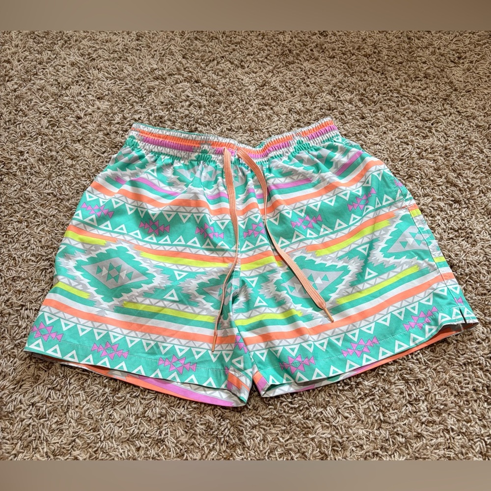 Chubbies The En Fuegos Teal Geometric Swim Trunks Mens size Medium 5.5” inseam